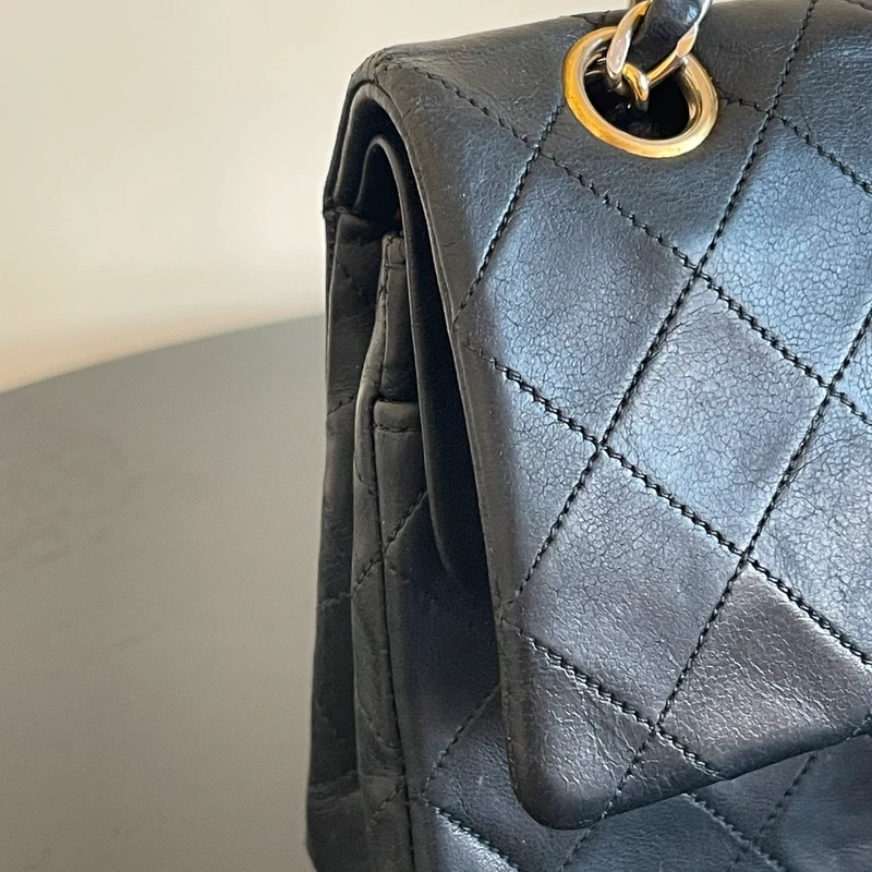 Chanel timeless small vintage cuir d'agneau lisse avec poinçon. SAC DE LUXE DE SECONDE MAIN AUTHENTIQUE CERTIFICAT D'AUTHENTICITE ENTRUPY. SAC DE LUXE D'OCCASION PAS CHER.