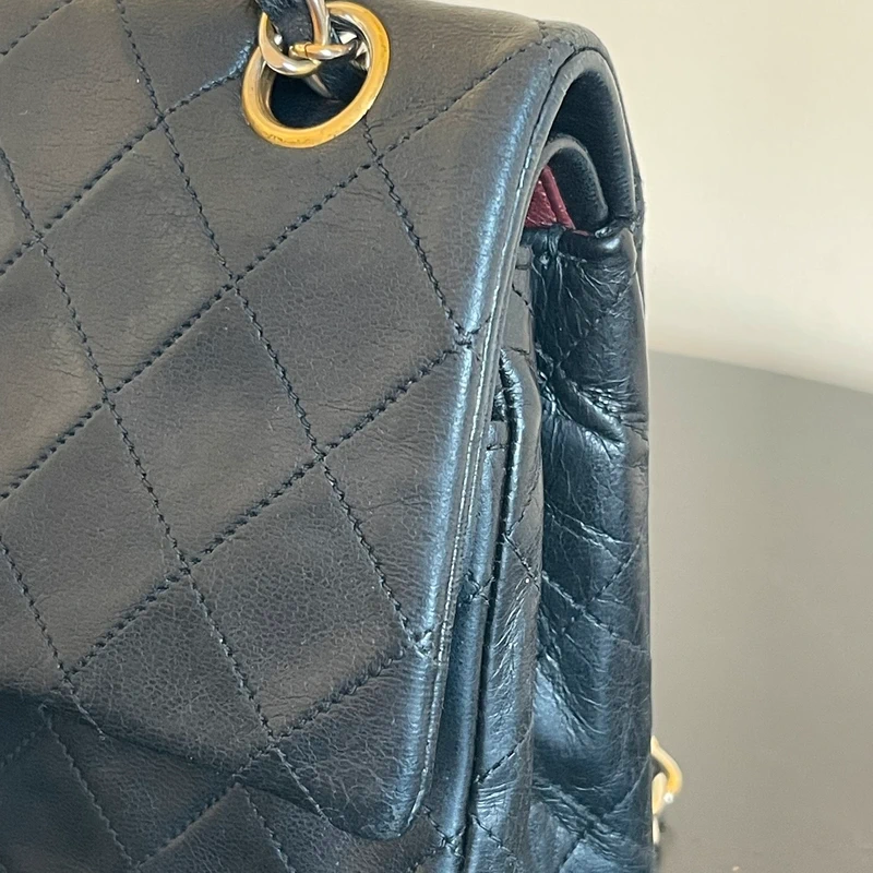 Chanel timeless small vintage cuir d'agneau lisse avec poinçon. SAC DE LUXE DE SECONDE MAIN AUTHENTIQUE CERTIFICAT D'AUTHENTICITE ENTRUPY. SAC DE LUXE D'OCCASION PAS CHER.