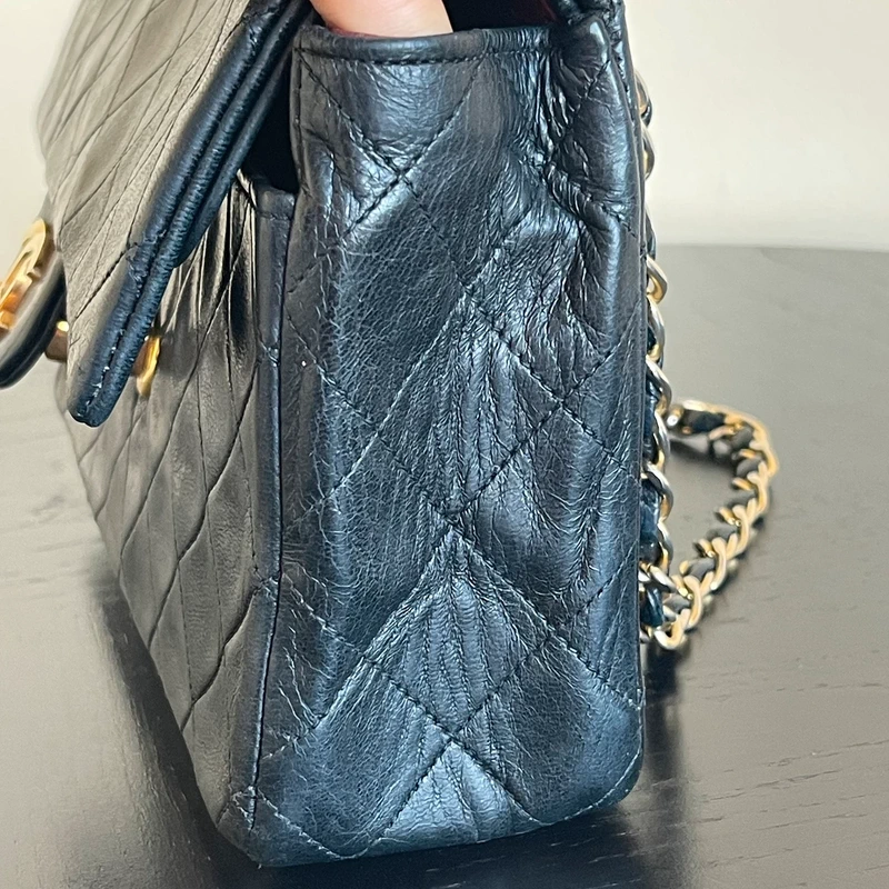 Chanel timeless small vintage cuir d'agneau lisse avec poinçon. SAC DE LUXE DE SECONDE MAIN AUTHENTIQUE CERTIFICAT D'AUTHENTICITE ENTRUPY. SAC DE LUXE D'OCCASION PAS CHER.