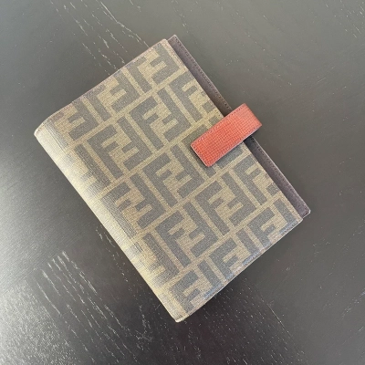 FENDI couverture pour agende MM en toile monogram. LUXE FENDI. LUXE DE SECONDE MAIN AUTHENTIQUE. ENTRUPY CERTIFICATE