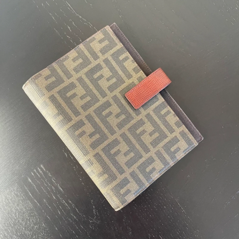 FENDI couverture pour agende MM en toile monogram. LUXE FENDI. LUXE DE SECONDE MAIN AUTHENTIQUE. ENTRUPY CERTIFICATE