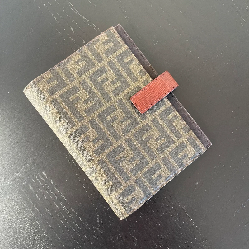 FENDI couverture pour agende MM en toile monogram. LUXE FENDI. LUXE DE SECONDE MAIN AUTHENTIQUE. ENTRUPY CERTIFICATE