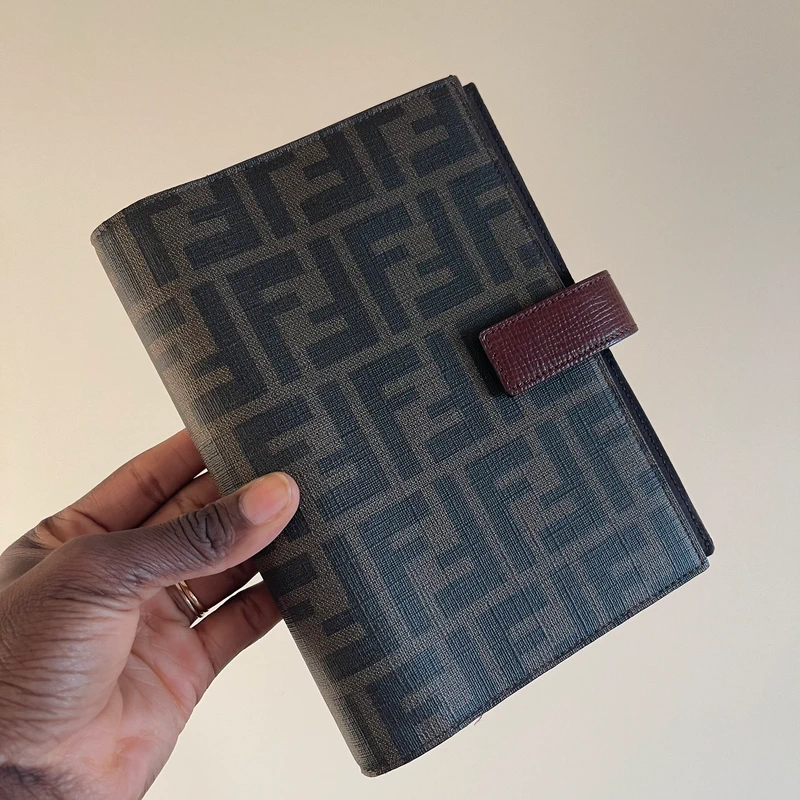FENDI couverture pour agende MM en toile monogram. LUXE FENDI. LUXE DE SECONDE MAIN AUTHENTIQUE. ENTRUPY CERTIFICATE