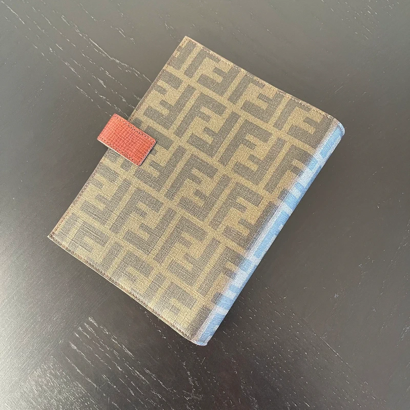 FENDI couverture pour agende MM en toile monogram. LUXE FENDI. LUXE DE SECONDE MAIN AUTHENTIQUE. ENTRUPY CERTIFICATE