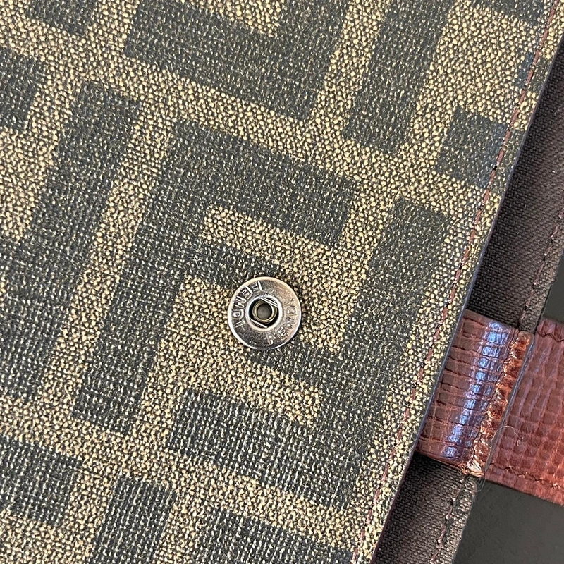 FENDI couverture pour agende MM en toile monogram. LUXE FENDI. LUXE DE SECONDE MAIN AUTHENTIQUE. ENTRUPY CERTIFICATE