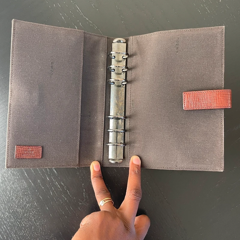 FENDI couverture pour agende MM en toile monogram. LUXE FENDI. LUXE DE SECONDE MAIN AUTHENTIQUE. ENTRUPY CERTIFICATE