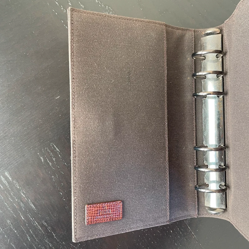 FENDI couverture pour agende MM en toile monogram. LUXE FENDI. LUXE DE SECONDE MAIN AUTHENTIQUE. ENTRUPY CERTIFICATE