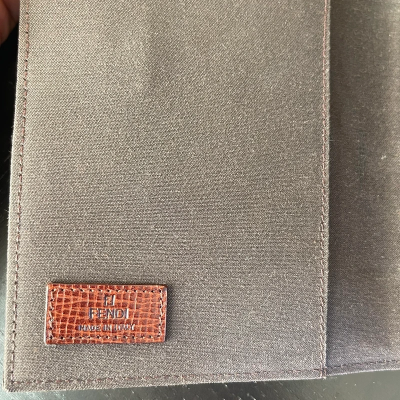 FENDI couverture pour agende MM en toile monogram. LUXE FENDI. LUXE DE SECONDE MAIN AUTHENTIQUE. ENTRUPY CERTIFICATE