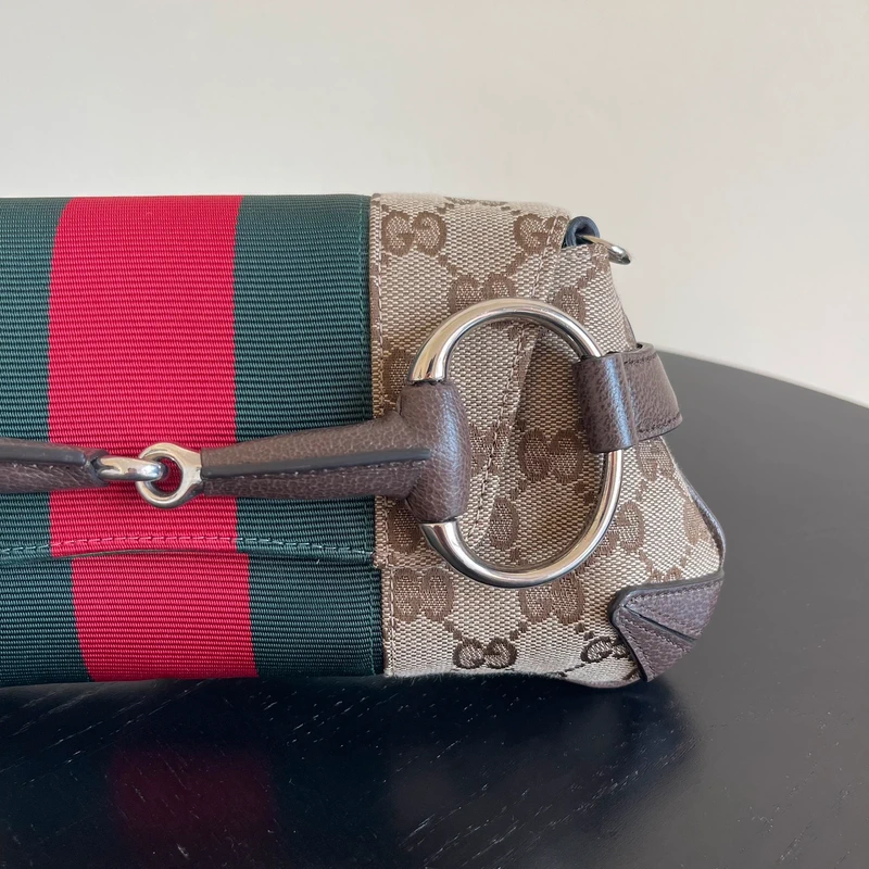 Gucci horsebit chain small réedition FW23 GG canvas web SAC DE LUXE DE SECONDE MAIN AUTHENTIQUE CERTIFICAT D'AUTHENTICITE ENTRUPY. SAC DE LUXE D'OCCASION PAS CHER.