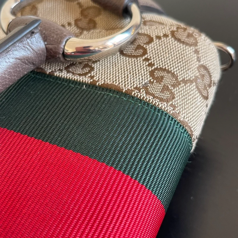 Gucci horsebit chain small réedition FW23 GG canvas web SAC DE LUXE DE SECONDE MAIN AUTHENTIQUE CERTIFICAT D'AUTHENTICITE ENTRUPY. SAC DE LUXE D'OCCASION PAS CHER.