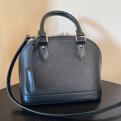 Louis Vuitton Alma BB cuir épi noir SAC DE LUXE DE SECONDE MAIN AUTHENTIQUE. PETITE MAROQUINERIE DE LUXE. ENTRUPY CERTIFICATE