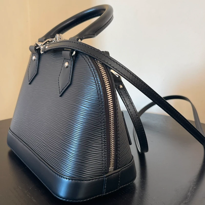 Louis Vuitton Alma BB cuir épi noir SAC DE LUXE DE SECONDE MAIN AUTHENTIQUE. PETITE MAROQUINERIE DE LUXE. ENTRUPY CERTIFICATE