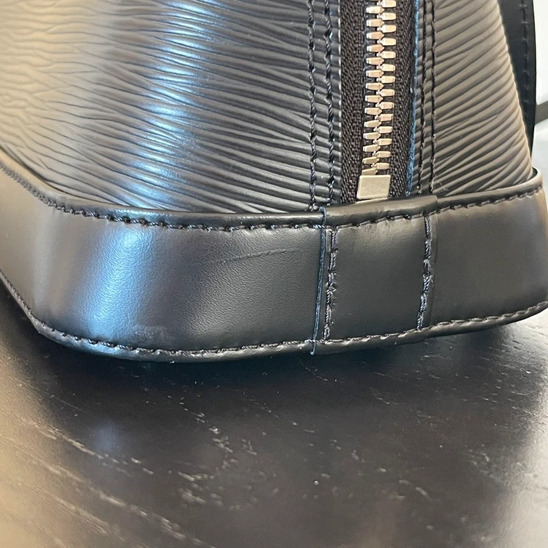 Louis Vuitton Alma BB cuir épi noir SAC DE LUXE DE SECONDE MAIN AUTHENTIQUE. PETITE MAROQUINERIE DE LUXE. ENTRUPY CERTIFICATE