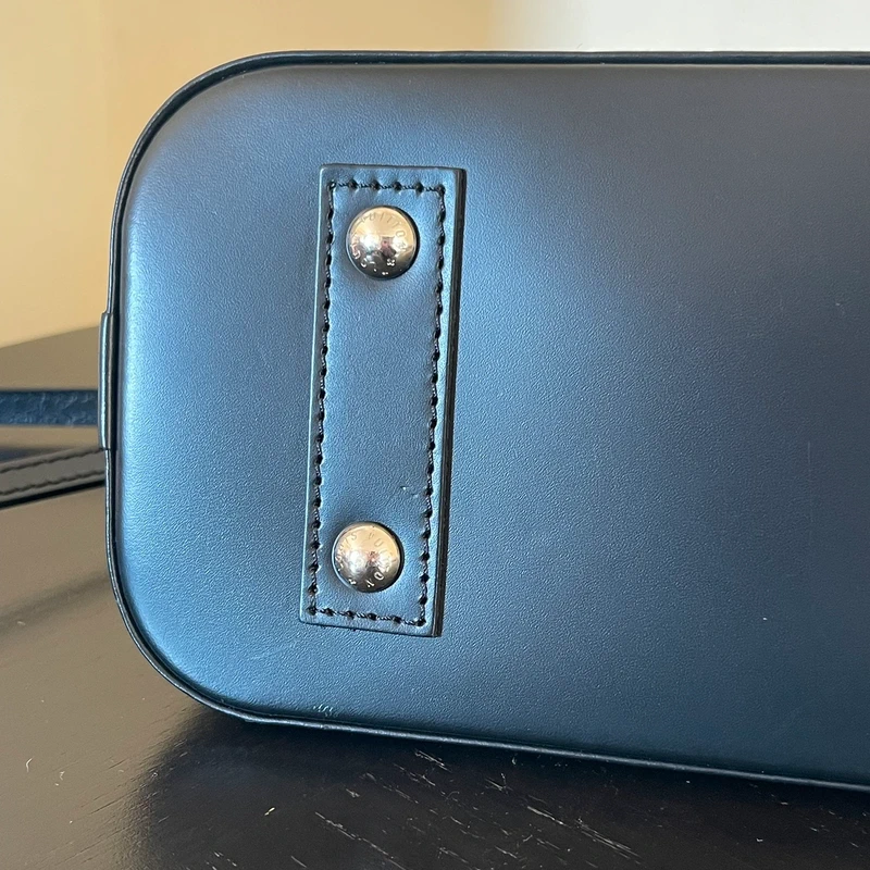 Louis Vuitton Alma BB cuir épi noir SAC DE LUXE DE SECONDE MAIN AUTHENTIQUE. PETITE MAROQUINERIE DE LUXE. ENTRUPY CERTIFICATE