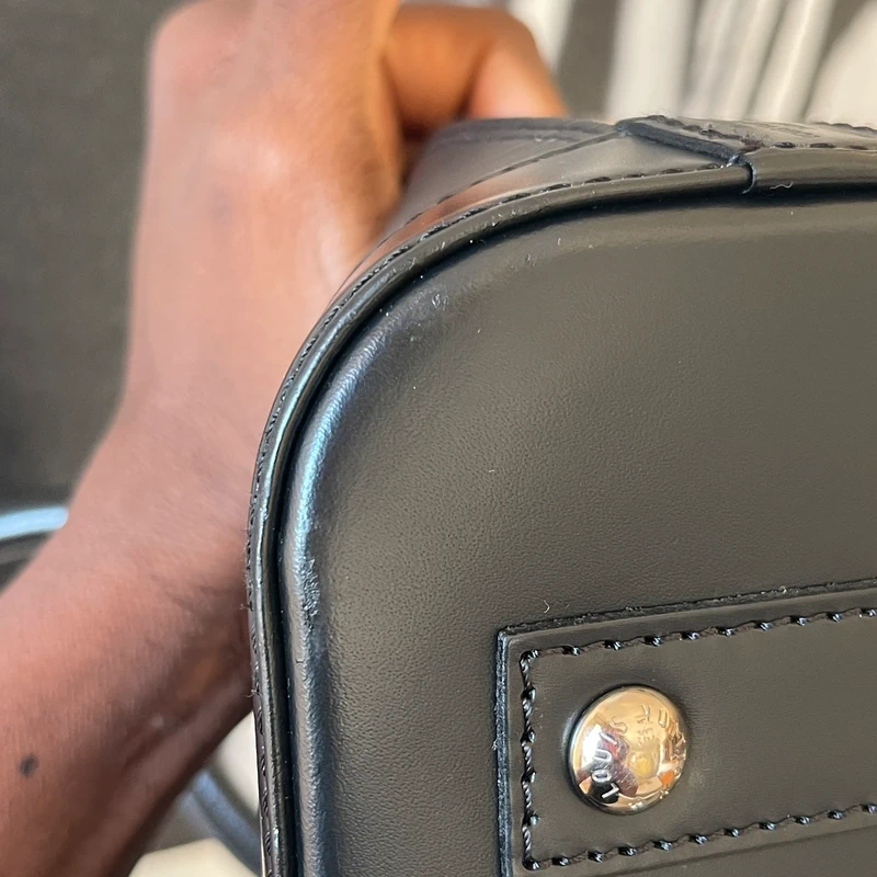 Louis Vuitton Alma BB cuir épi noir SAC DE LUXE DE SECONDE MAIN AUTHENTIQUE. PETITE MAROQUINERIE DE LUXE. ENTRUPY CERTIFICATE