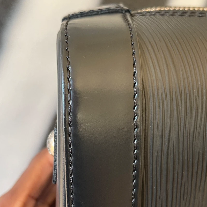 Louis Vuitton Alma BB cuir épi noir SAC DE LUXE DE SECONDE MAIN AUTHENTIQUE. PETITE MAROQUINERIE DE LUXE. ENTRUPY CERTIFICATE