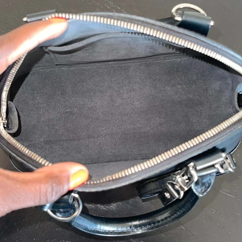 Louis Vuitton Alma BB cuir épi noir SAC DE LUXE DE SECONDE MAIN AUTHENTIQUE. PETITE MAROQUINERIE DE LUXE. ENTRUPY CERTIFICATE