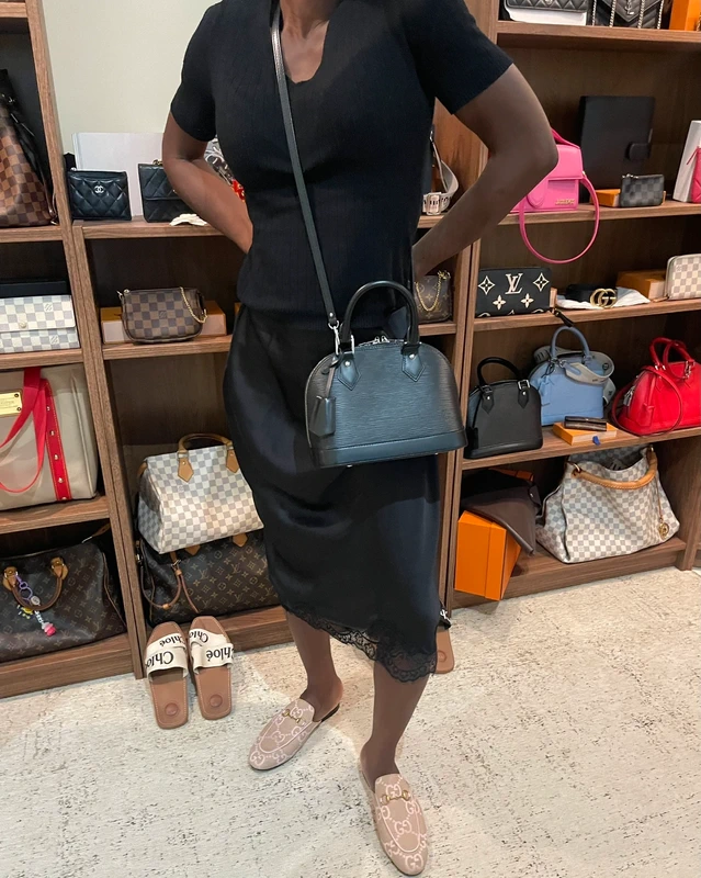 Louis Vuitton Alma BB cuir épi noir SAC DE LUXE DE SECONDE MAIN AUTHENTIQUE. PETITE MAROQUINERIE DE LUXE. ENTRUPY CERTIFICATE