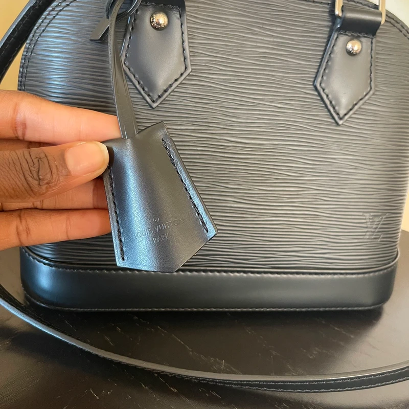 Louis Vuitton Alma BB cuir épi noir SAC DE LUXE DE SECONDE MAIN AUTHENTIQUE. PETITE MAROQUINERIE DE LUXE. ENTRUPY CERTIFICATE