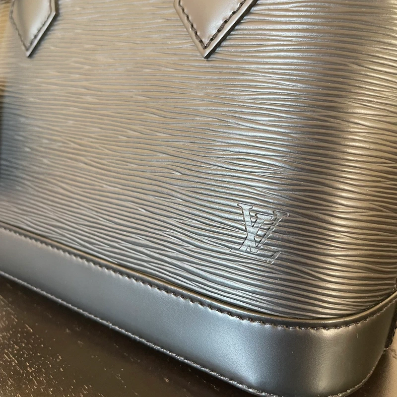 Louis Vuitton Alma BB cuir épi noir SAC DE LUXE DE SECONDE MAIN AUTHENTIQUE. PETITE MAROQUINERIE DE LUXE. ENTRUPY CERTIFICATE