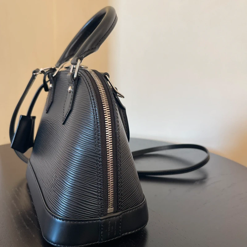 Louis Vuitton Alma BB cuir épi noir SAC DE LUXE DE SECONDE MAIN AUTHENTIQUE. PETITE MAROQUINERIE DE LUXE. ENTRUPY CERTIFICATE