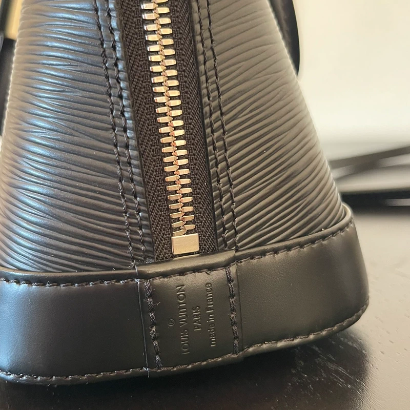 Louis Vuitton Alma BB cuir épi noir SAC DE LUXE DE SECONDE MAIN AUTHENTIQUE. PETITE MAROQUINERIE DE LUXE. ENTRUPY CERTIFICATE