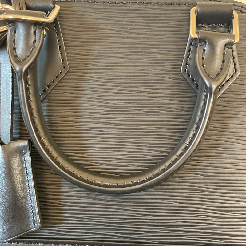 Louis Vuitton Alma BB cuir épi noir SAC DE LUXE DE SECONDE MAIN AUTHENTIQUE. PETITE MAROQUINERIE DE LUXE. ENTRUPY CERTIFICATE