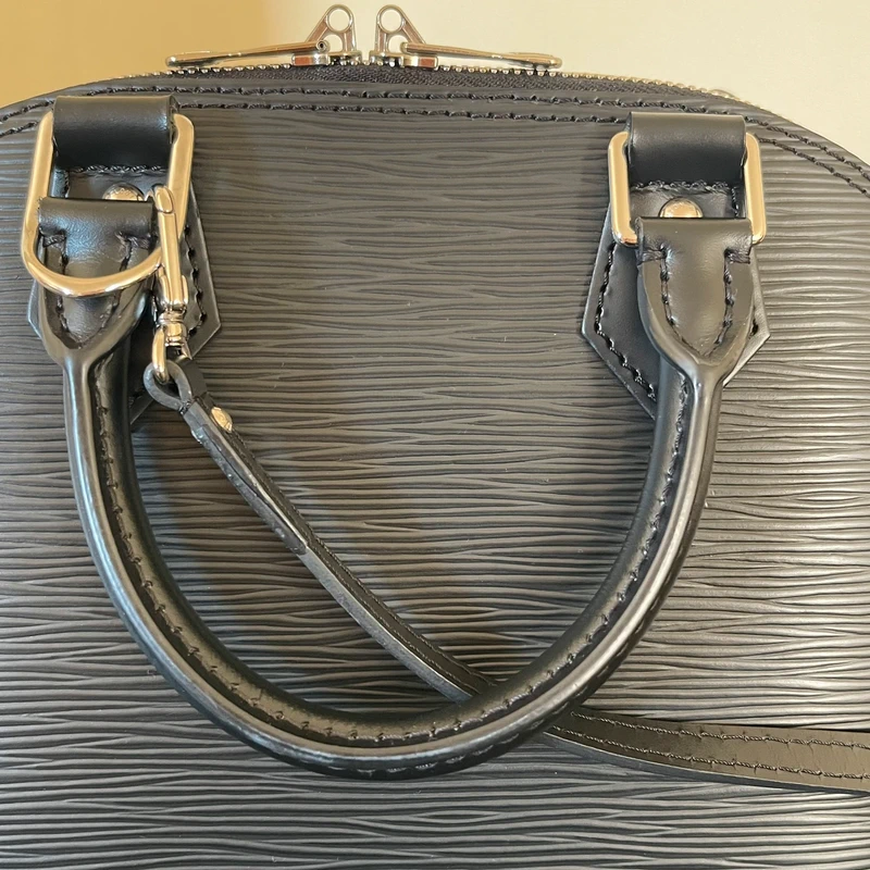 Louis Vuitton Alma BB cuir épi noir SAC DE LUXE DE SECONDE MAIN AUTHENTIQUE. PETITE MAROQUINERIE DE LUXE. ENTRUPY CERTIFICATE