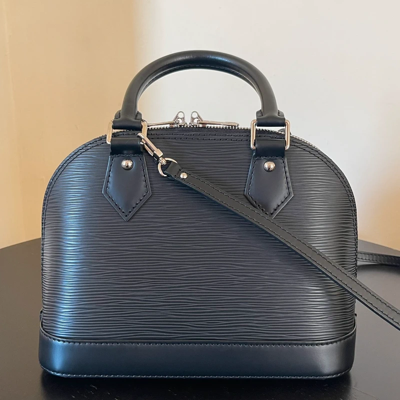 Louis Vuitton Alma BB cuir épi noir SAC DE LUXE DE SECONDE MAIN AUTHENTIQUE. PETITE MAROQUINERIE DE LUXE. ENTRUPY CERTIFICATE