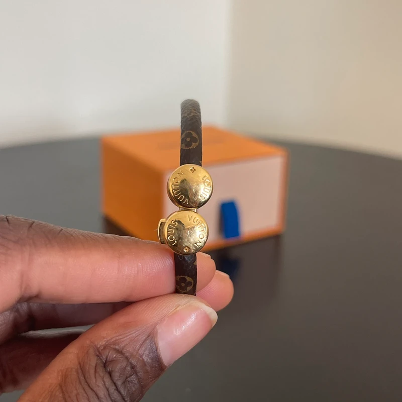 LOUIS VUITTON bracelet historique mini LUXE DE SECONDE MAIN AUTHENTIQUE. PETITE MAROQUINERIE DE LUXE. ENTRUPY CERTIFICATE