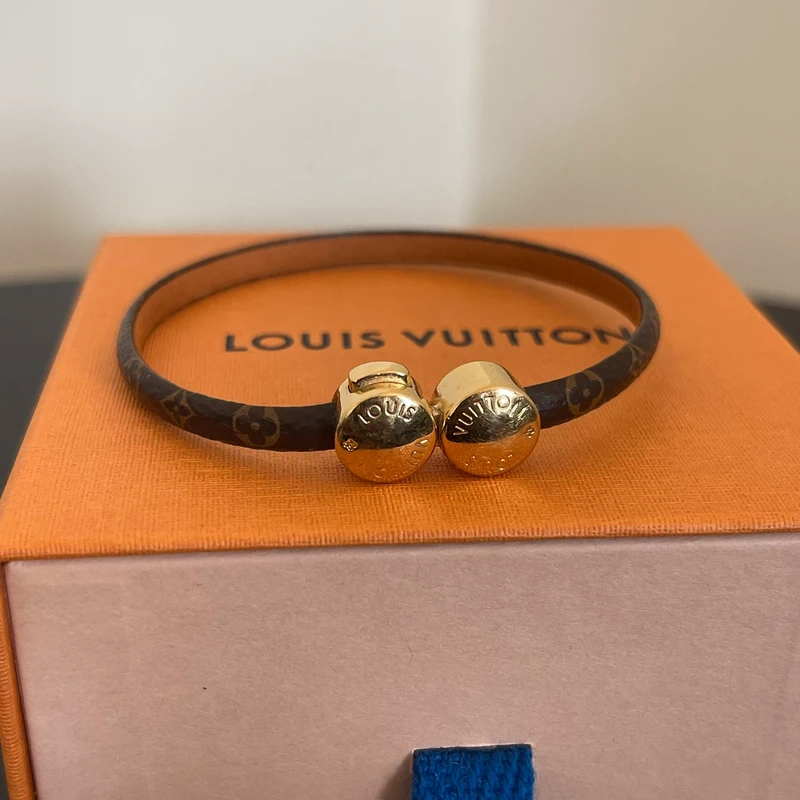 LOUIS VUITTON bracelet historique mini LUXE DE SECONDE MAIN AUTHENTIQUE. PETITE MAROQUINERIE DE LUXE. ENTRUPY CERTIFICATE