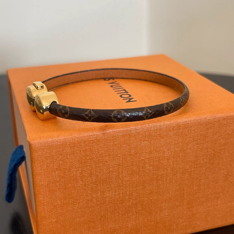 LOUIS VUITTON bracelet historique mini LUXE DE SECONDE MAIN AUTHENTIQUE. PETITE MAROQUINERIE DE LUXE. ENTRUPY CERTIFICATE