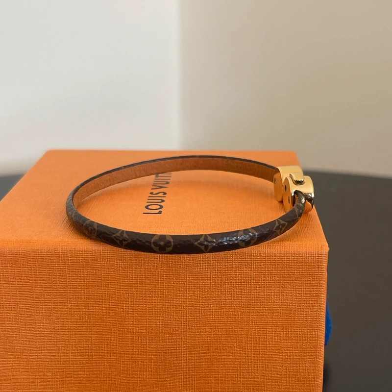 LOUIS VUITTON bracelet historique mini LUXE DE SECONDE MAIN AUTHENTIQUE. PETITE MAROQUINERIE DE LUXE. ENTRUPY CERTIFICATE