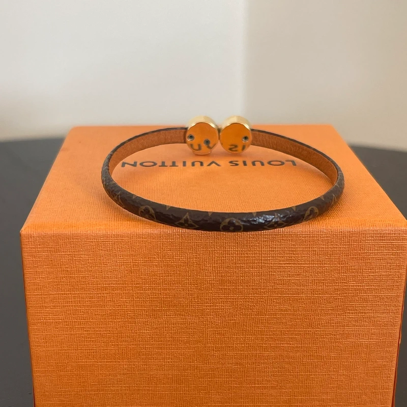 LOUIS VUITTON bracelet historique mini LUXE DE SECONDE MAIN AUTHENTIQUE. PETITE MAROQUINERIE DE LUXE. ENTRUPY CERTIFICATE