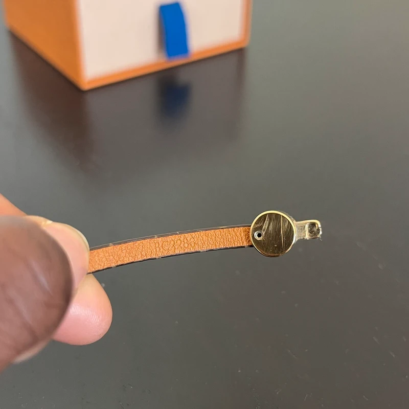 LOUIS VUITTON bracelet historique mini LUXE DE SECONDE MAIN AUTHENTIQUE. PETITE MAROQUINERIE DE LUXE. ENTRUPY CERTIFICATE