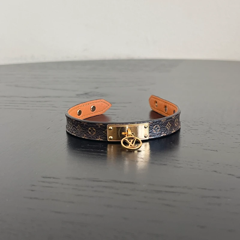 LOUIS VUITTON bracelet logomania 17cm LUXE DE SECONDE MAIN AUTHENTIQUE. PETITE MAROQUINERIE DE LUXE. ENTRUPY CERTIFICATE