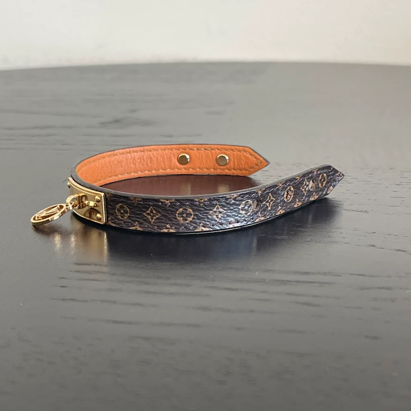 LOUIS VUITTON bracelet logomania 17cm LUXE DE SECONDE MAIN AUTHENTIQUE. PETITE MAROQUINERIE DE LUXE. ENTRUPY CERTIFICATE
