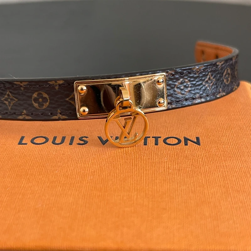 LOUIS VUITTON bracelet logomania 17cm LUXE DE SECONDE MAIN AUTHENTIQUE. PETITE MAROQUINERIE DE LUXE. ENTRUPY CERTIFICATE