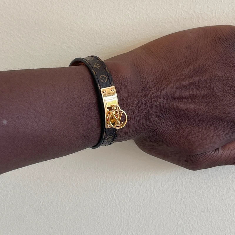 LOUIS VUITTON bracelet logomania 17cm LUXE DE SECONDE MAIN AUTHENTIQUE. PETITE MAROQUINERIE DE LUXE. ENTRUPY CERTIFICATE