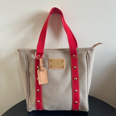Louis Vuitton cabas antigua MM en toile beige SAC DE LUXE DE SECONDE MAIN AUTHENTIQUE. PETITE MAROQUINERIE DE LUXE. ENTRUPY CERTIFICATE