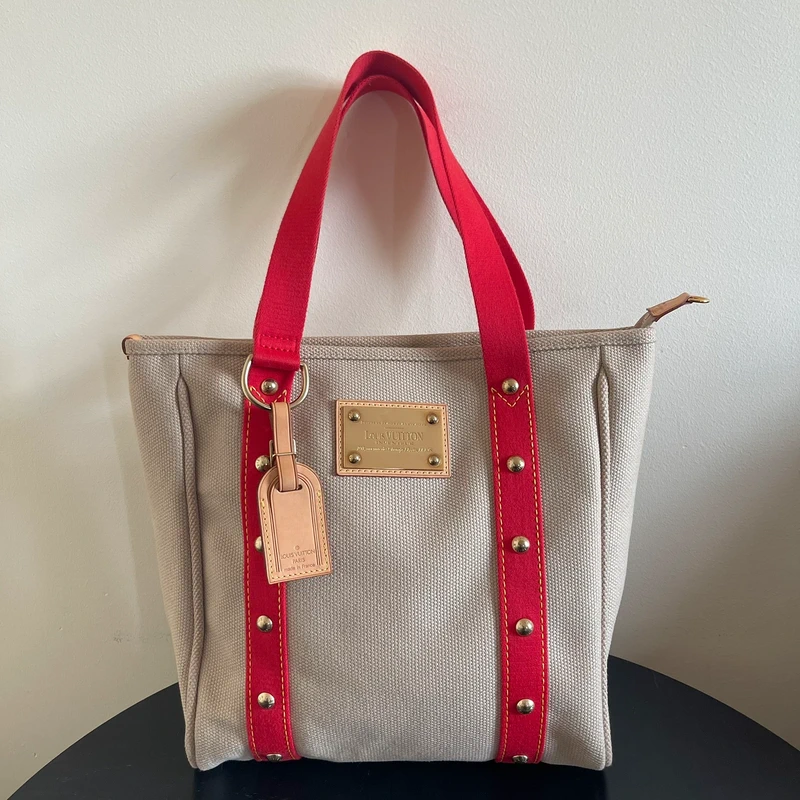Louis Vuitton cabas antigua MM en toile beige SAC DE LUXE DE SECONDE MAIN AUTHENTIQUE. PETITE MAROQUINERIE DE LUXE. ENTRUPY CERTIFICATE