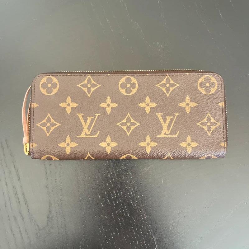 Louis Vuitton Clémence monogram ballerine LUXE DE SECONDE MAIN AUTHENTIQUE. PETITE MAROQUINERIE DE LUXE. ENTRUPY CERTIFICATE