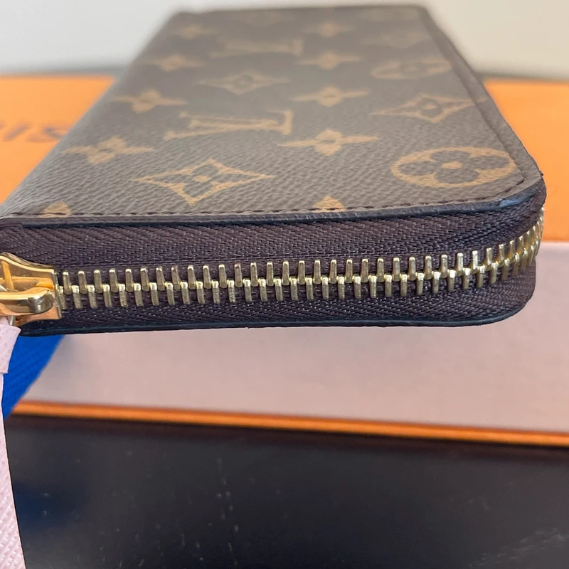 Louis Vuitton Clémence monogram ballerine LUXE DE SECONDE MAIN AUTHENTIQUE. PETITE MAROQUINERIE DE LUXE. ENTRUPY CERTIFICATE