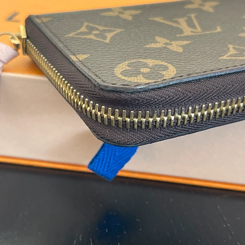 Louis Vuitton Clémence monogram ballerine LUXE DE SECONDE MAIN AUTHENTIQUE. PETITE MAROQUINERIE DE LUXE. ENTRUPY CERTIFICATE