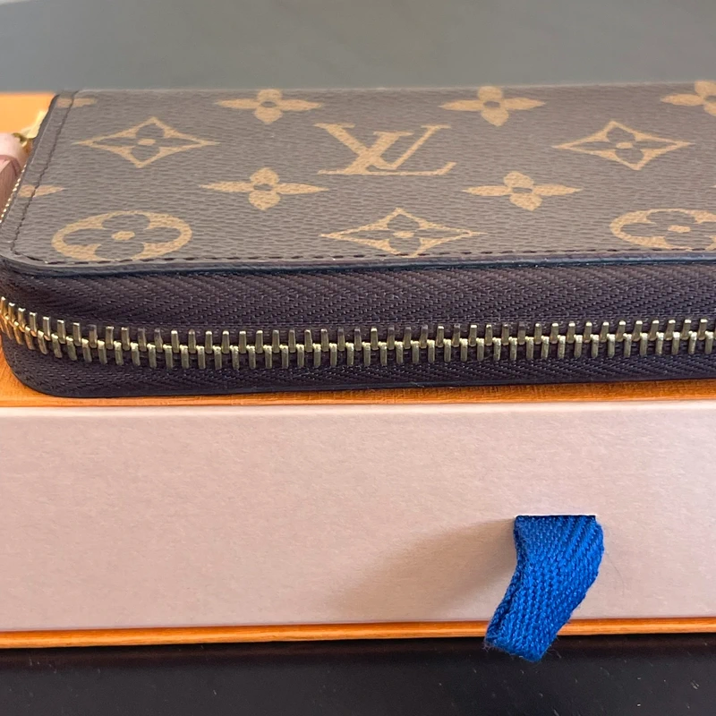 Louis Vuitton Clémence monogram ballerine LUXE DE SECONDE MAIN AUTHENTIQUE. PETITE MAROQUINERIE DE LUXE. ENTRUPY CERTIFICATE