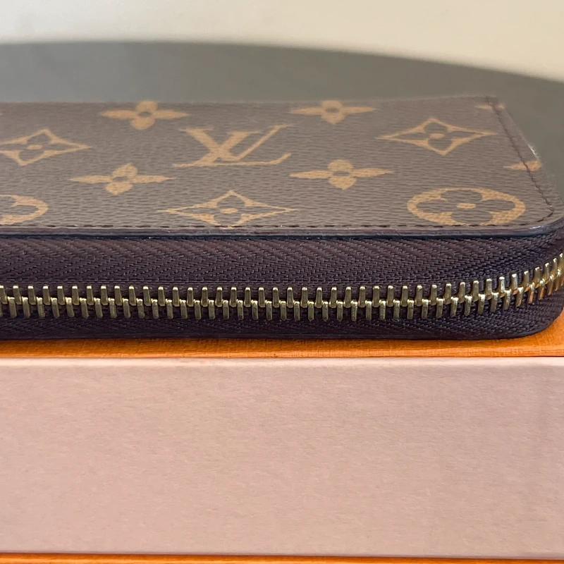 Louis Vuitton Clémence monogram ballerine LUXE DE SECONDE MAIN AUTHENTIQUE. PETITE MAROQUINERIE DE LUXE. ENTRUPY CERTIFICATE