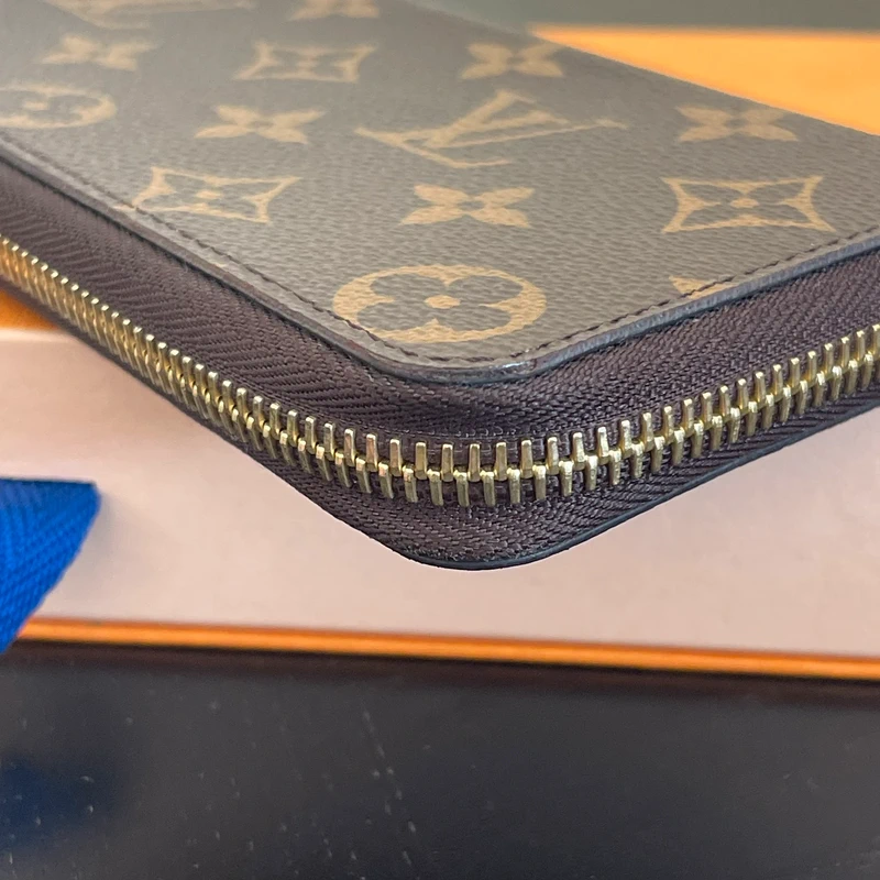 Louis Vuitton Clémence monogram ballerine LUXE DE SECONDE MAIN AUTHENTIQUE. PETITE MAROQUINERIE DE LUXE. ENTRUPY CERTIFICATE