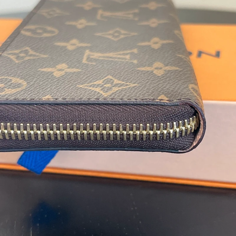 Louis Vuitton Clémence monogram ballerine LUXE DE SECONDE MAIN AUTHENTIQUE. PETITE MAROQUINERIE DE LUXE. ENTRUPY CERTIFICATE
