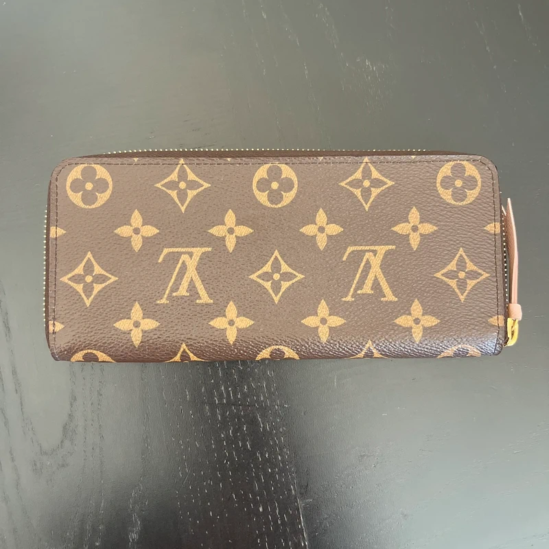 Louis Vuitton Clémence monogram ballerine LUXE DE SECONDE MAIN AUTHENTIQUE. PETITE MAROQUINERIE DE LUXE. ENTRUPY CERTIFICATE