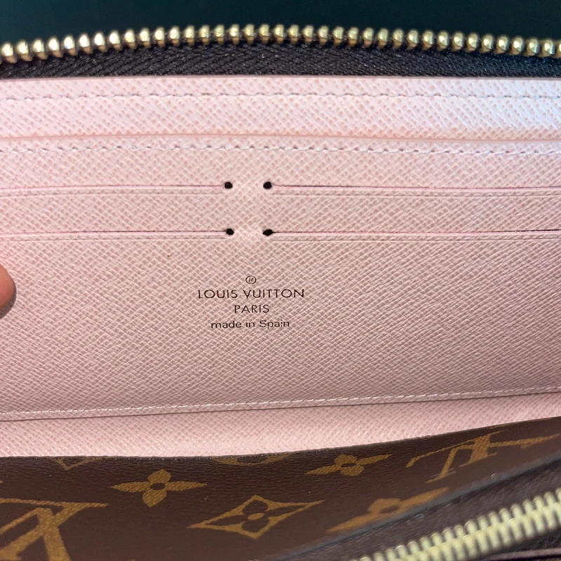 Louis Vuitton Clémence monogram ballerine LUXE DE SECONDE MAIN AUTHENTIQUE. PETITE MAROQUINERIE DE LUXE. ENTRUPY CERTIFICATE